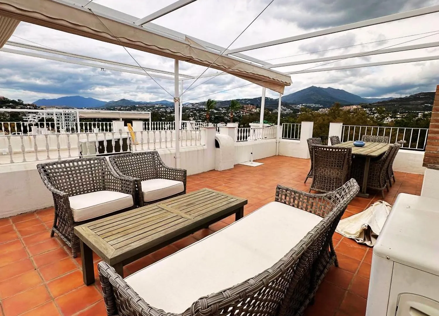 Apartamento Aloha Pueblo, Garden , Rooftop View Marbella 3-Storey Townhouse